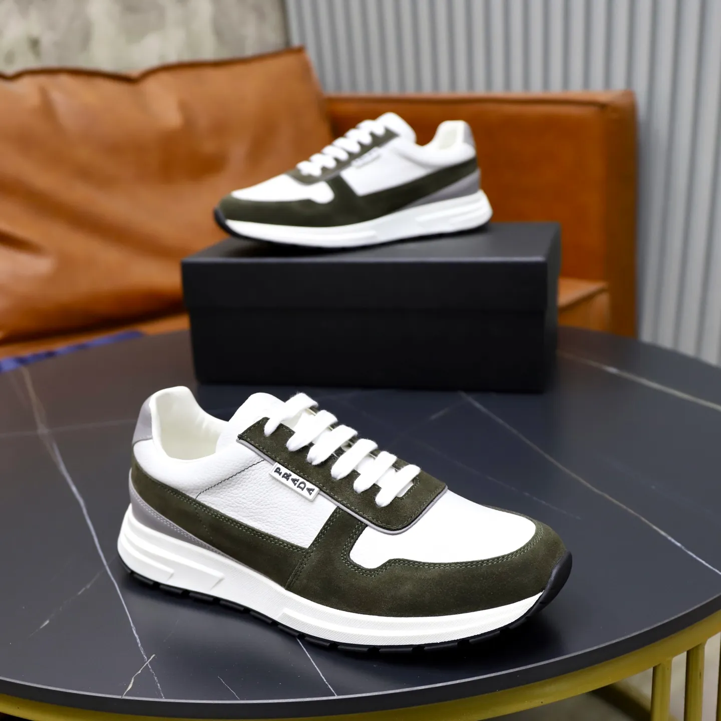 Factory price: 740💰Top original order Brand: PRADA (Prada) Standard code: Men's size 38/44 (45 can be customized) Grade: Same as the official website Material: Original cowhide stitching imported cowhide lining Original combination two-color wear-resistant soft outsole Style category: Leisure and sports version Young fashion European and American trend British style Color: Real picture color